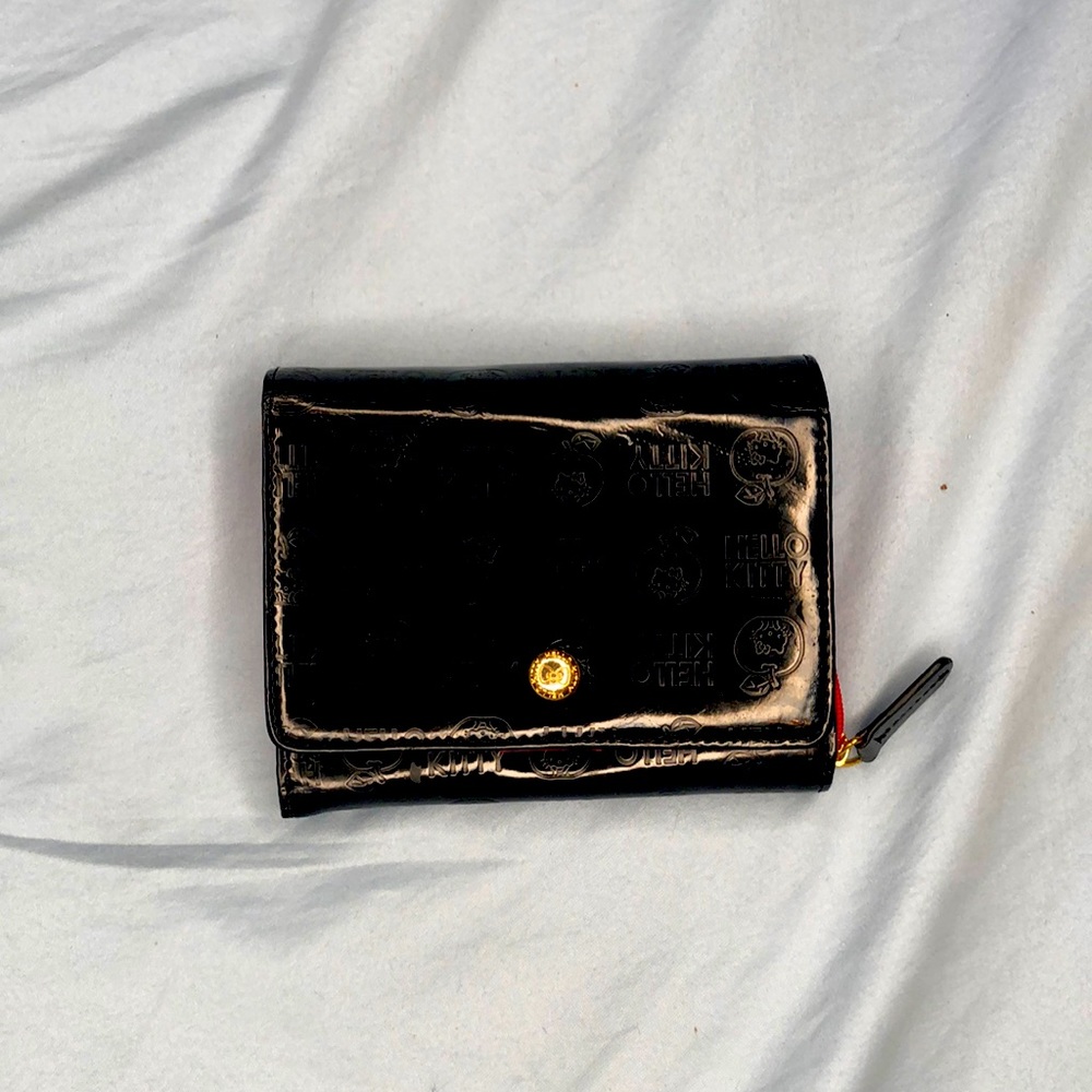 A hello kitty wallet